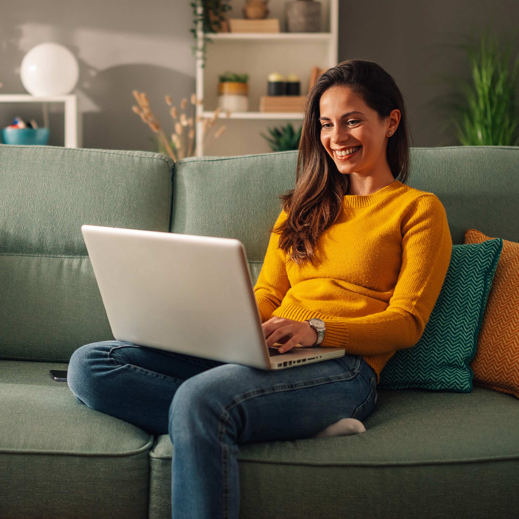 A woman sits at home and works remotely.